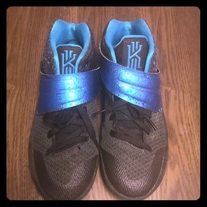 Nike Kyrie Irving Size 6 boys basketball shoes